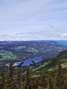 a view of a lake from the top of a mountain at Panoramautsikt i Valdres Perfekt for ski og fjellturer året rundt in Aurdal