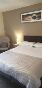 En eller flere senge i et værelse på Red Lion Inn