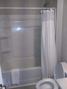 Ένα μπάνιο στο Pet Friendly 3Bed 2Bath Covington Cozy Hideaway +8 φωτογραφίες