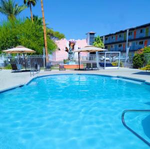 a large swimming pool with chairs and umbrellas at Bposhtels Las Vegas in Las Vegas