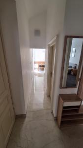 pasillo con espejo y mesa en la habitación en City center apartment Thomas No3, en Praga