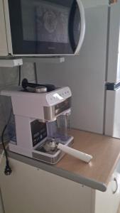 een aanrecht met een microscoop op een tafel bij Apartamento Grau de Gandía in Gandía +3 foto's