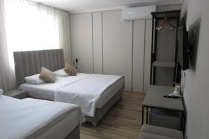 Postel nebo postele na pokoji v ubytování Freddy's Hotel