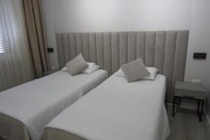 Postel nebo postele na pokoji v ubytování Freddy's Hotel