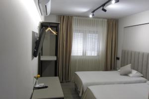 Postel nebo postele na pokoji v ubytování Freddy's Hotel