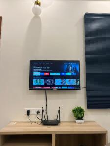 Televisyen dan/atau pusat hiburan di 1bhkHavenstayKoramangala +11 gambar