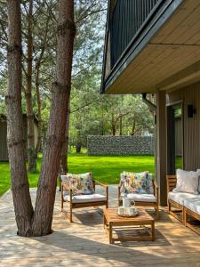 a patio with two chairs and a coffee table at Fale i Igły in Sasino