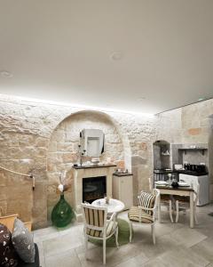 een keuken met een open haard en een tafel en stoelen bij BELOVED corato in Corato