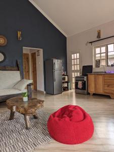 een woonkamer met een rode poef in het midden van een kamer bij Rejoice Evermore Homes in Arusha