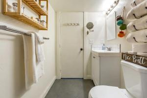 Ένα μπάνιο στο 2BR Apt with BBQ & Parking Spring Fling Stay +37 φωτογραφίες