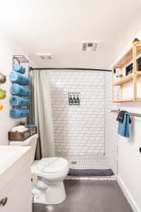 Ένα μπάνιο στο 2BR Apt with BBQ & Parking Spring Fling Stay