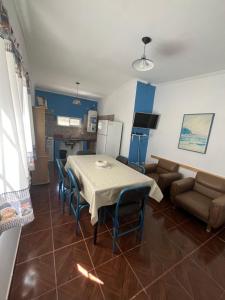 a kitchen and dining room with a table and a couch at Finca Don Juan Piedra Alta in Junín