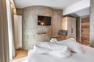 Letto o letti in una camera di Hotel Berghof Mayrhofen GmbH