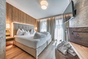 Letto o letti in una camera di Hotel Berghof Mayrhofen GmbH