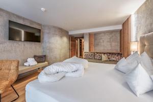 Letto o letti in una camera di Hotel Berghof Mayrhofen GmbH
