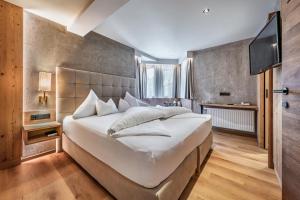 Letto o letti in una camera di Hotel Berghof Mayrhofen GmbH