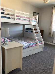 Postel nebo postele na pokoji v ubytování 27 old castlecourt portrush