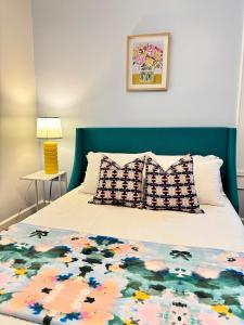 Ένα ή περισσότερα κρεβάτια σε δωμάτιο στο Park Life Living Minutes from Downtown and Ft Benning +17 φωτογραφίες