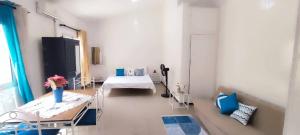 a large white room with a table and chairs at Coeur urbain in Dakar