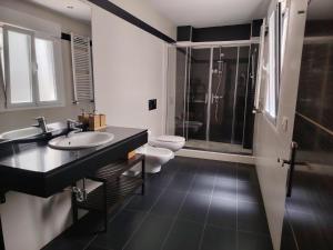 Apartamentos La Bola Suite的一间浴室