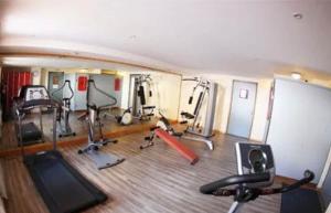 une salle de sport avec plusieurs appareils d'exercice dans une pièce dans l'établissement Résidence Les Hauts de Valmeinier 1900, à Valmeinier
