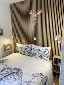 une chambre avec un lit avec un crâne sur le mur dans l'établissement Résidence Les Hauts de Valmeinier 1900, à Valmeinier