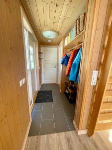 a hallway in a tiny house at Hytte sentralt i Myrkdalen in Vossevangen +7 photos