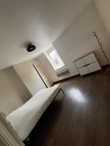 Camera mansardata con letto e finestra. di Maison proche de toutes commodités a Dunkerque