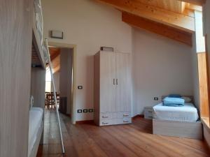 Ένα ή περισσότερα κρεβάτια σε δωμάτιο στο La Tana in Val Resia