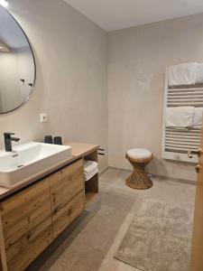 un bagno con lavandino e specchio di Das Ihäusl a Aschau