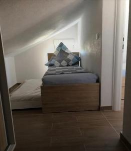 Ένα ή περισσότερα κρεβάτια σε δωμάτιο στο Apartment Lucienne
