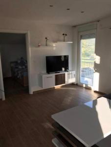 Μια τηλεόραση ή/και κέντρο ψυχαγωγίας στο Apartment Lucienne
