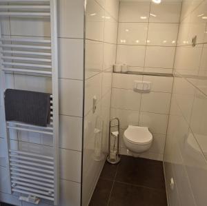 KrumminにあるFischstuebchen Neebergの小さなバスルーム(トイレ、シャワー付) +58枚の写真