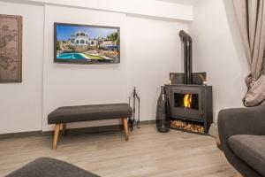 ein Wohnzimmer mit Kamin und Couch in der Unterkunft Casa au Lilas Rosa in Benissa