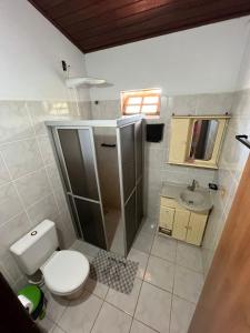 Un baño pequeño con inodoro y lavabo. en Pousada Flor da Lua, en Maraú