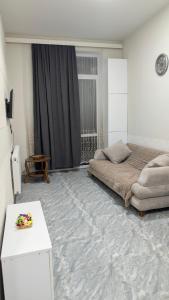 una camera con un letto al centro della stanza di Luan a Borjomi