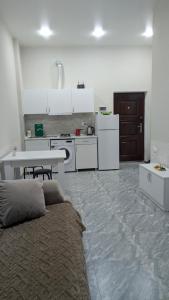 una cucina con un letto e un tavolo in una stanza di Luan a Borjomi