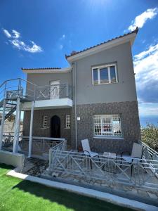 En balkon eller terrasse på Eleni's Seaview House