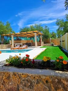 Κήπος έξω από το Stones villa corfu