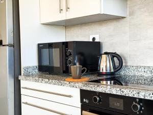 Køkken eller tekøkken på 2BR Chalet with Direct Pool Access Ein Bay + 57 billeder