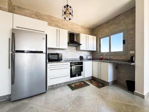 Køkken eller tekøkken på 2BR Chalet with Direct Pool Access Ein Bay