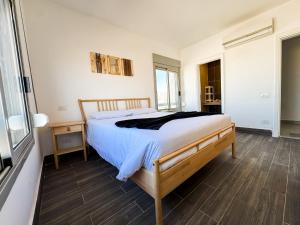 En eller flere senge i et værelse på 2BR Chalet with Direct Pool Access Ein Bay