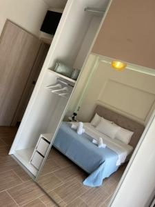 a small bedroom with a bed and a mirror at Balance Suite in Kourouta
