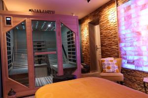 Posezení v ubytování Maison Dix Chambres d'hôtes et Espace SPA Bien être