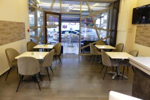 Un restaurante o sitio para comer en City Life Port Hotel