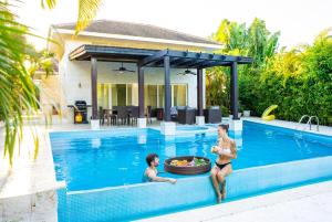 Afbeelding uit fotogalerij van Private Punta Cana Villa with Pool & Golf View in Punta Cana