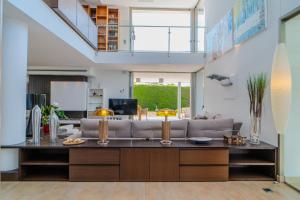 A seating area at Villa Purpura Panoramic