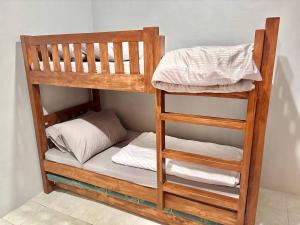 - un lit superposé avec un oreiller sur la couchette inférieure dans l'établissement Cozy Manor with Spacious Kitchen and Tub, à General Santos