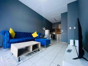 Ruang duduk di A spacious 1bedroom apartment in the heart of Kempton Park