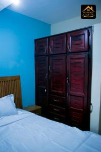 Ένα ή περισσότερα κρεβάτια σε δωμάτιο στο Chambre privée dans appart à Bafoussam Diengdam proche agence BlueBird